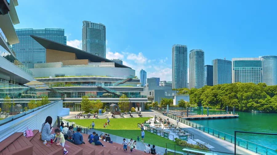 港区の水辺エリアにある公園